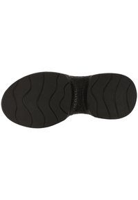 Semelle de chaussure en caoutchouc noir avec un motif de bande de roulement ondulé et un logo de marque en relief couvrant les zones de la voûte plantaire et du talon.