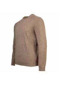 Suéter marrón hecho de una tela suave, con un escote redondo, mangas largas, puños y dobladillo acanalados, y una pequeña etiqueta roja en el lado.