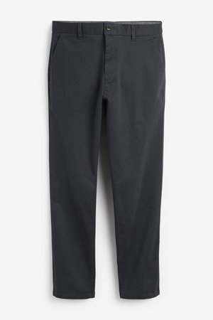 Chinos gris oscuro con frente plano, bolsillos laterales y cierre de botón. Tejido de algodón suave, diseño de pierna ajustada y estilo minimalista.