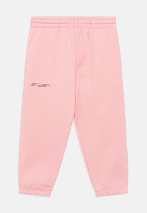 Jogging en coton doux rose, avec taille élastique et poignets élastiques ; présente un détail textuel sur le côté. Conçu pour le confort et un style décontracté.