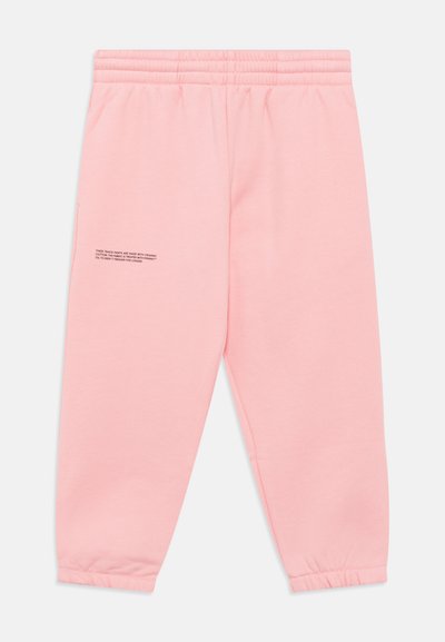 Pantalones deportivos de algodón suave y rosa, con cintura y puños elásticos; presenta un detalle de texto en el costado. Diseñados para la comodidad y el uso casual.