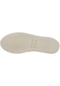 Biała gumowa podeszwa buta z falistym wzorem tekstury i prostokątnym logo na środku. Gładka powierzchnia z zaokrąglonymi krawędziami.