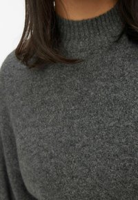 Grijs wollen coltrui met een ribbelkraag en een zachte textuur, met een matte afwerking en een ontspannen pasvorm.