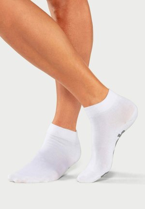 Weiße Socken aus einem Baumwoll-Mix, mit einem gerippten Bündchen und grauem Logo-Detail an der Sohle. Knöchelhöhe mit glatter Textur.