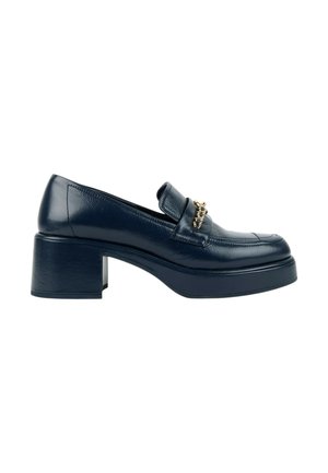 Mocassin en cuir noir avec talon bloc et détail d'une chaîne dorée sur le dessus, vu de profil sur un fond blanc uni.