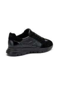 Sneakers neri con una combinazione di pelle testurizzata e suede, punta tonda, lacci piatti e una suola in gomma elegante. Marchio distintivo sul tallone.