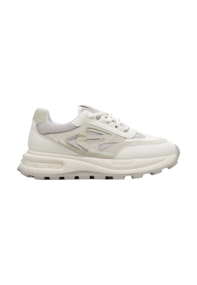 Witte sneakers met een bovenwerk van mesh en leer, voorzien van een gewatteerde kraag, ronde neus en structuurrubber zool. Accenten in lichtgrijs.