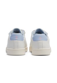 Białe trampki z gładką skórzaną cholewką, jasnoniebieskimi akcentami na pięcie i teksturowaną podeszwą. Subtelny różowy detal logo na tyle.