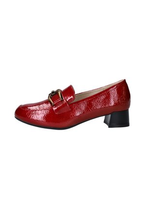 Rode patent leren loafers met een vierkante neus, voorzien van een opvallende decoratieve gesp en een lage, stevige zwarte hak.