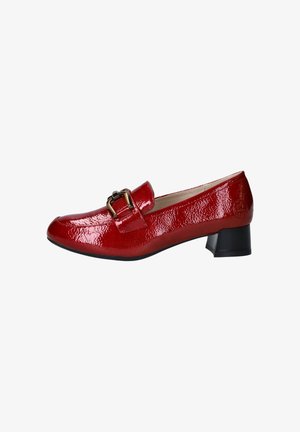 Rode patent leren loafers met een vierkante neus, voorzien van een opvallende decoratieve gesp en een lage, stevige zwarte hak.