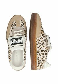 Baskets à imprimé léopard avec des accents en daim beige, lacets blancs, semelle en caoutchouc et patch logo sur la languette. Vue de dessus montrant les deux chaussures.