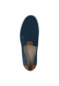 Blauwe instap sneaker met een donkerblauwe textuur bovenkant en een bruine accent bij de hak, voorzien van een witte zool en een geperforeerde inlegzool.