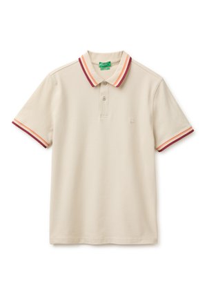 Beżowa koszulka polo z krótkim rękawem, z listwą na dwa guziki, paskowany kołnierz i mankiety rękawów w kolorach czerwonym, pomarańczowym i białym, logo na lewej piersi.