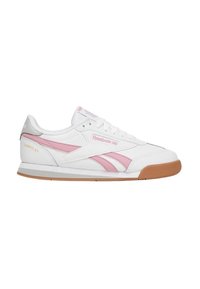 Sneaker sportive bianche con dettagli rosa, in materiale sintetico e pelle, dotate di suola in gomma e un design della stringatura testurizzato.