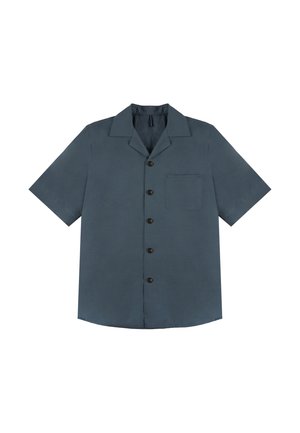 Chemise à manches courtes en tissu bleu foncé, dotée d'un col, d'une poche avant et de boutons marron le long du devant. Texture lisse.