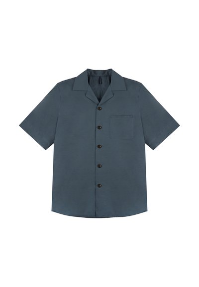 Camicia a maniche corte in tessuto blu scuro, con colletto, taschino frontale e bottoni marroni lungo il centro. Texture liscia.