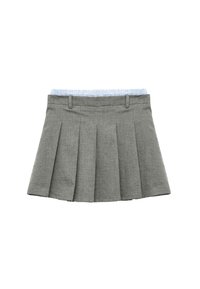 Grå plisseret nederdel med et lyseblå stribet elastisk taljebånd. Stoffet ser tekstureret ud, skræddersyet med fire frontplisseringer og en solid kant.