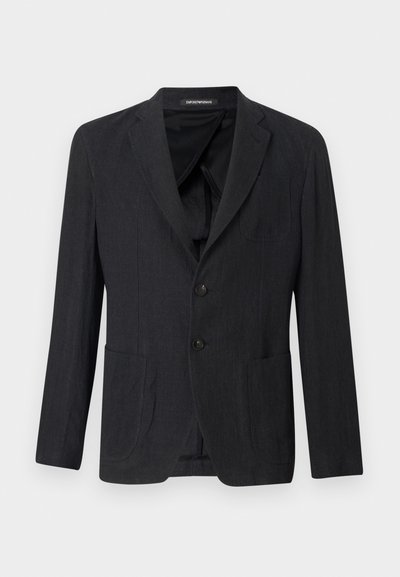 Czarnoszary żakiet wykonany z teksturowanej tkaniny, z klapami w kształcie litery V, dwoma przednimi kieszeniami i dwoma guzikami. Wnętrze podszewki w czarnym kolorze.