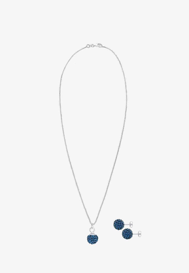 Silberne Halskette mit einem runden blauen Kristallanhänger, begleitet von passenden blauen Kristall-Ohrsteckern. Die Kette verfügt über einen Verschluss.