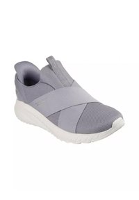 Sneaker slip-on grigio chiaro con fasce elastiche incrociate, parte superiore in rete e suola in gomma bianca spessa, angolato per mostrare la vista laterale e frontale.