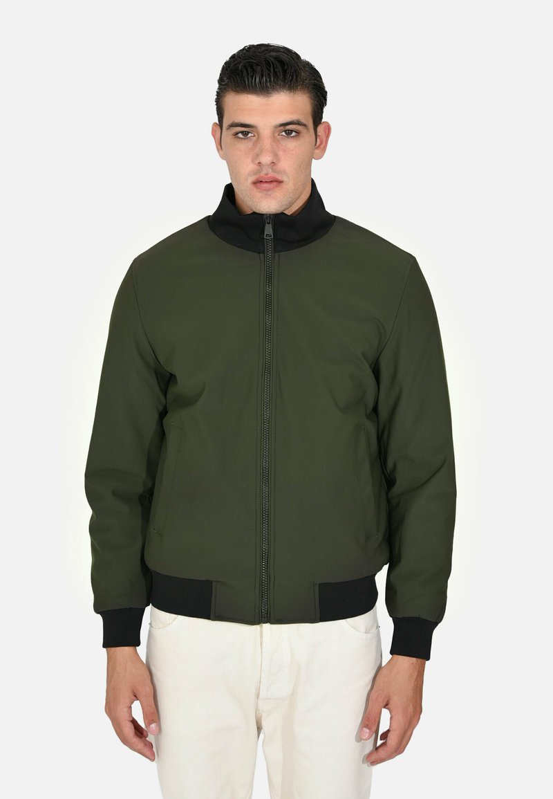 Giacca bomber verde oliva con colletto nero, cerniera frontale e polsini a coste. Texture liscia con tasche laterali.