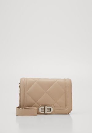 Bolso bandolera de cuero beige acolchado con un patrón geométrico, herrajes plateados y una correa desmontable. Forma rectangular con textura suave.
