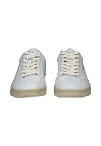 Zapatillas de piel blanca con suelas de goma beige, con puntera redonda, cordones en la parte delantera y textura suave. Sin patrones ni acentos visibles.