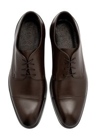 Zapatos de cuero marrón con una textura suave, con punta redondeada, diseño de cordones con cuatro ojetes y detalles de costura sutiles.
