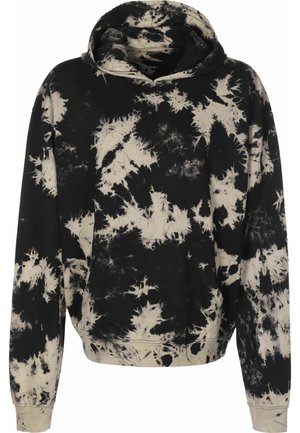 Schwarz-beiger Batik-Kapuzenpullover mit langen Ärmeln und einer vorderen Kängurutasche, auf weißem Hintergrund dargestellt.