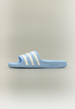 Sandale slide Adidas bleu clair avec trois bandes blanches sur la bride et le logo Adidas sur le côté, vue de profil.