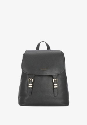 Črn usnjen nahrbtnik z teksturirano površino, zapiranjem na poklopac, dvema zaponkama in zgornjim ročajem za nošenje. Ima nastavljive naramnice.