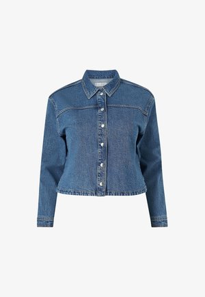Denimjakke i medium blå med lange ærmer, knaplukning foran, spidse kraver og cropped bund. Har metalknapper og let struktur.