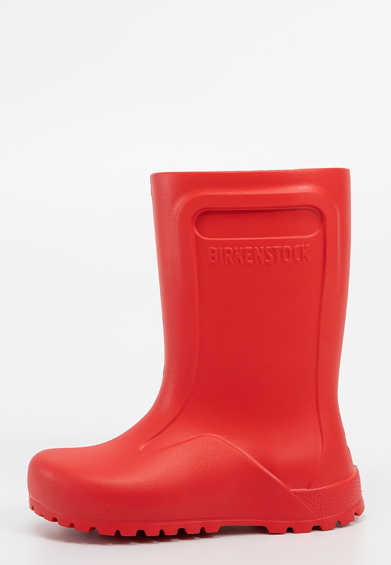 Rode rubberen regenlaars met een gladde textuur, ronde neus en een stevige zool met diepe profiel. Het "Birkenstock"-logo is aan de zijkant geperst.