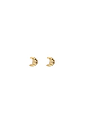 Pendientes pequeños de botón en forma de media luna en tono dorado con superficie texturizada y acanalada sobre un fondo blanco.