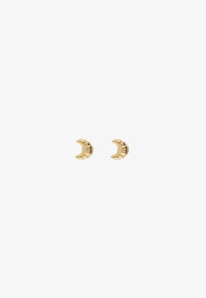 Pendientes pequeños de botón en forma de media luna en tono dorado con superficie texturizada y acanalada sobre un fondo blanco.