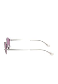 Occhiali da sole rotondi con montatura in metallo argentato, lenti rosa sfumate e astine metalliche sottili. Presentano punte in silicone per il comfort.