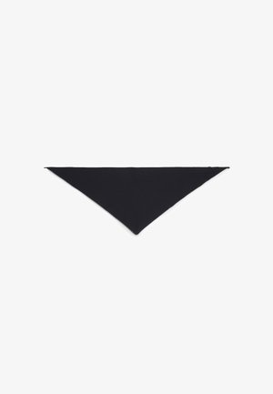 Sort trekantet tørklæde lavet af glat stof, med et enkelt design og spidse ender. Ingen mønstre eller accenter er synlige.