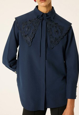 Touché Privé, EMBROIDERY DETAILED WIDE COLLAR SHIRT - Πουκαμίσα με κουμπιά - navy blue