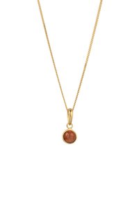 Guld kædehalskæde med en rund vedhæng med en poleret rødbrun sten, indfattet i en guldbælg.