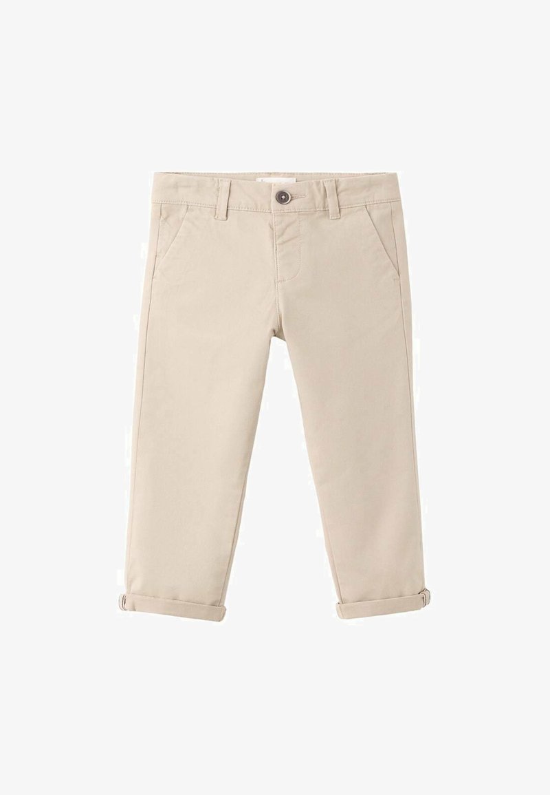 Chinos en coton beige avec coupe droite, revers retroussés, poches avant et fermeture à un bouton. Texture lisse sans motifs visibles.