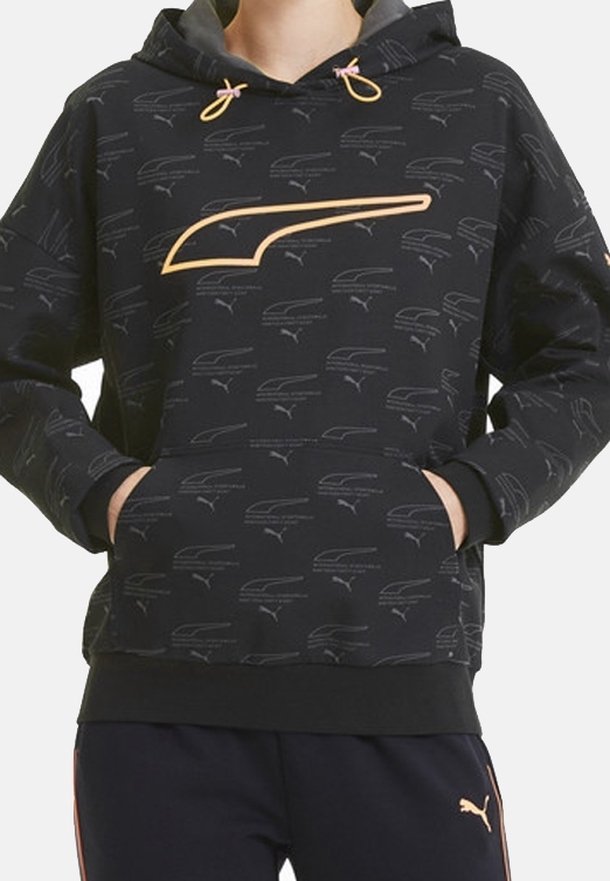 Sweatshirt noir avec un motif de logo répétitif, featuring un logo orange contrastant, des cordons de serrage et une poche kangourou. Tissu lavable en machine.