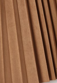 Brunt plisseret stof med en blød tekstur, der har parallelle folder og en glat finish, hvilket skaber et struktureret udseende.