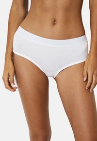 Slip in cotone bianco con una morbida vita elastica con il logo "Marc O'Polo". Taglio classico con una texture liscia e senza motivi visibili.