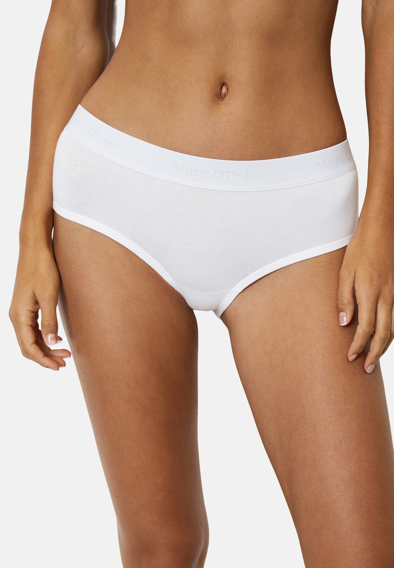 Slip in cotone bianco con una morbida vita elastica con il logo "Marc O'Polo". Taglio classico con una texture liscia e senza motivi visibili.