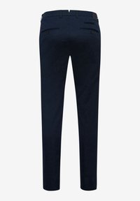 Granatowe spodnie o wąskim kroju, wykonane z gładkiego materiału. Posiadają zamek błyskawiczny, szlufki na pasek oraz dwie tylne kieszenie zapinane na guziki.