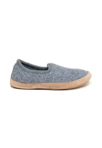 Grå slip-on sko med rund tå, blødt stofoverdel og beige ruskindssål. Har syninger rundt om sålen for ekstra holdbarhed.