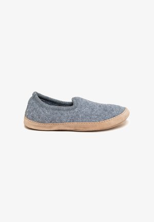 Chausson gris en tissu doux, à bout rond, avec une semelle extérieure en daim beige. Doté de coutures autour de la semelle pour une durabilité accrue.