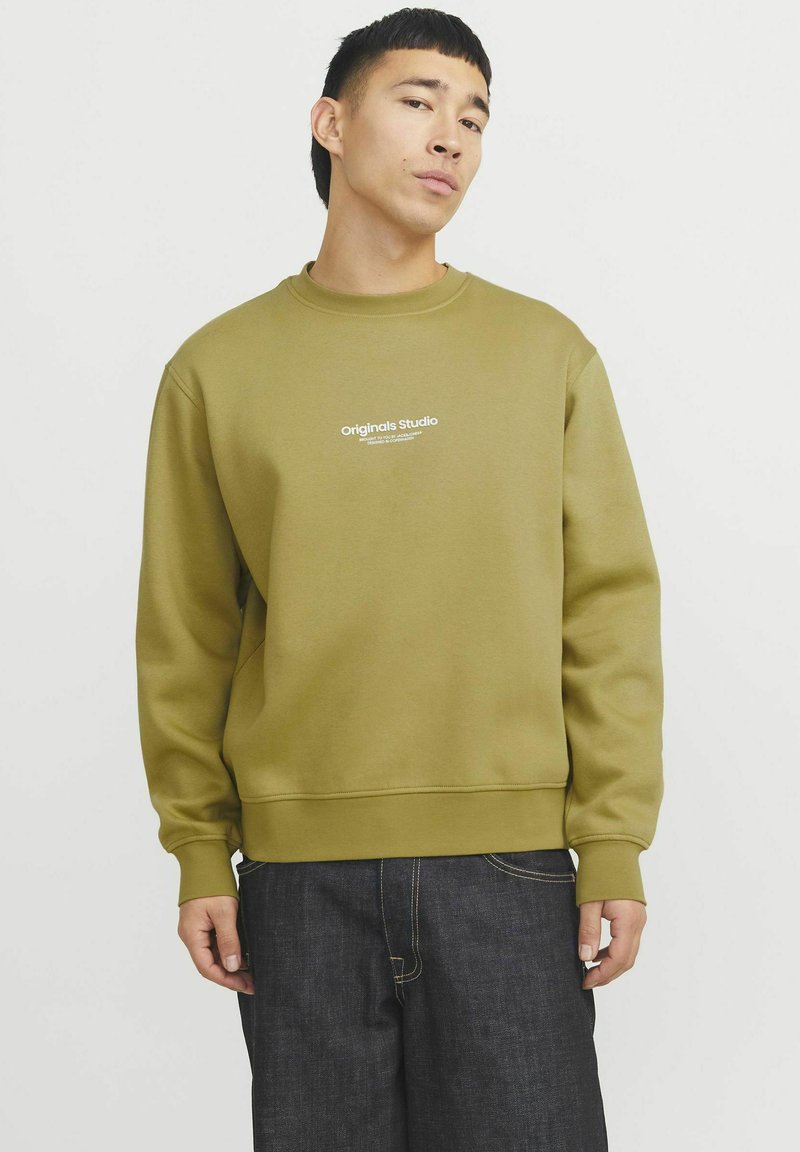 Olijfgroen sweatshirt met ronde hals, ribgebreide manchetten en tailleband. Heeft een wit logo gedrukt op de borst. Zacht, gestructureerde stof.