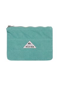 Blauw-groene stoffen zak met ritssluiting, voorzien van een gestructureerd oppervlak en een driehoekige logo patch. Geaccentueerd met horizontale ribbels.