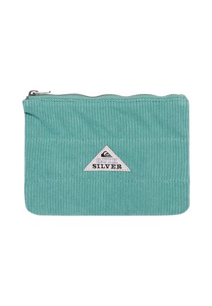 Blauw-groene stoffen zak met ritssluiting, voorzien van een gestructureerd oppervlak en een driehoekige logo patch. Geaccentueerd met horizontale ribbels.